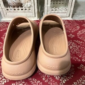 Crocs Classic Clogs in Light Pink Size 7